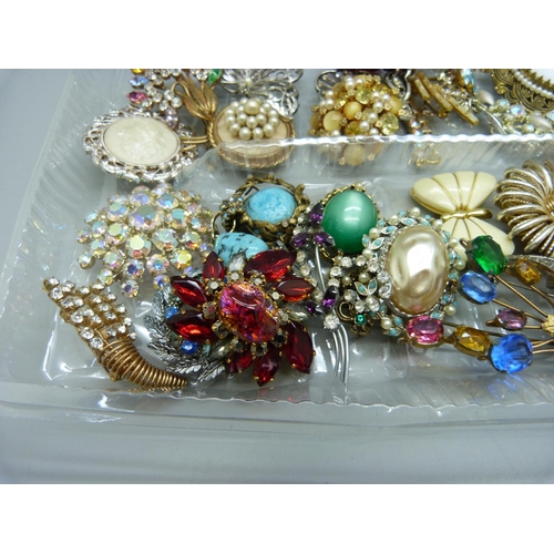 902 - A collection of costume jewellery