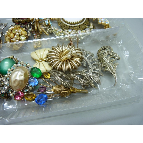 902 - A collection of costume jewellery