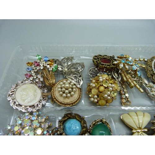 902 - A collection of costume jewellery