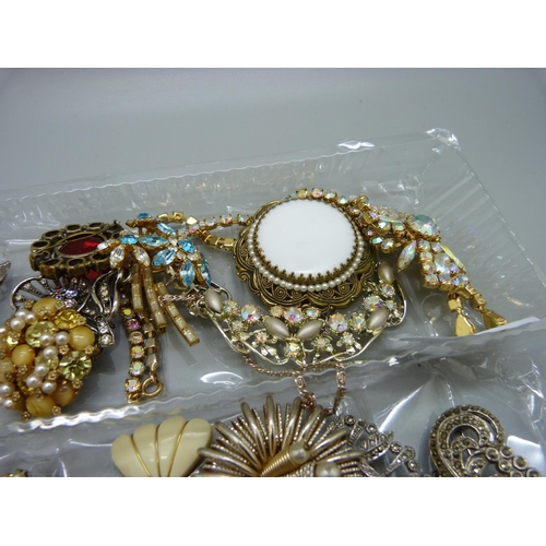 902 - A collection of costume jewellery