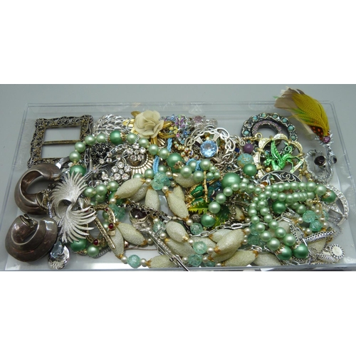 904 - A collection of costume jewellery