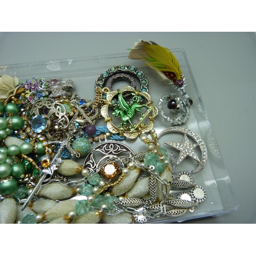 904 - A collection of costume jewellery