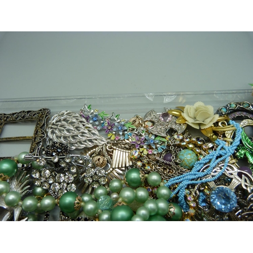 904 - A collection of costume jewellery