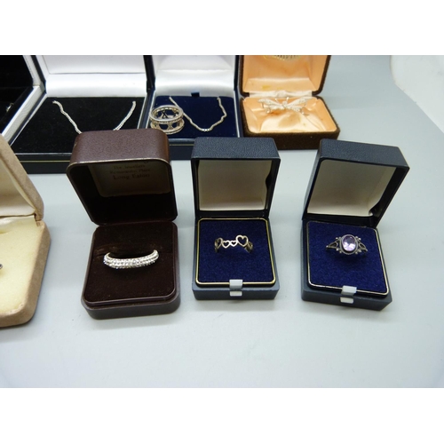 906 - A collection of silver jewellery, boxed