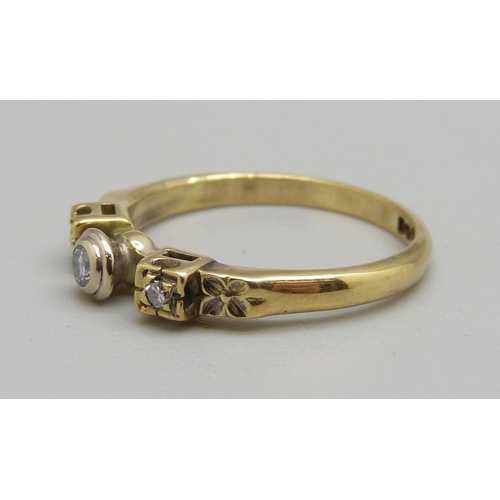 927 - An 18ct gold, three stone diamond ring, 3g, M