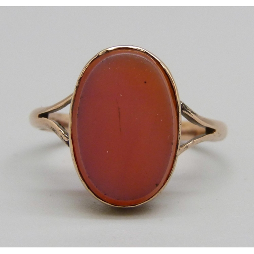 928 - A 9ct rose gold and agate signet ring, 2.5g, R