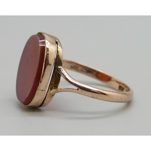 928 - A 9ct rose gold and agate signet ring, 2.5g, R