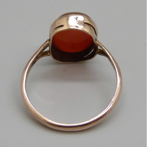 928 - A 9ct rose gold and agate signet ring, 2.5g, R