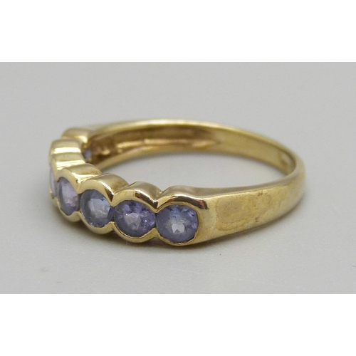 933 - A 9ct gold, cornflower blue tanzanite seven stone ring, two stones a/f, 1.8g, K