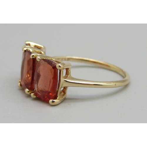 939 - A 9ct gold Oregon sunstone trilogy ring, 2.7g, O