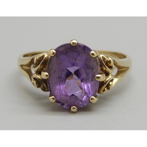 943 - A 9ct gold and amethyst solitaire ring, 3g, Q