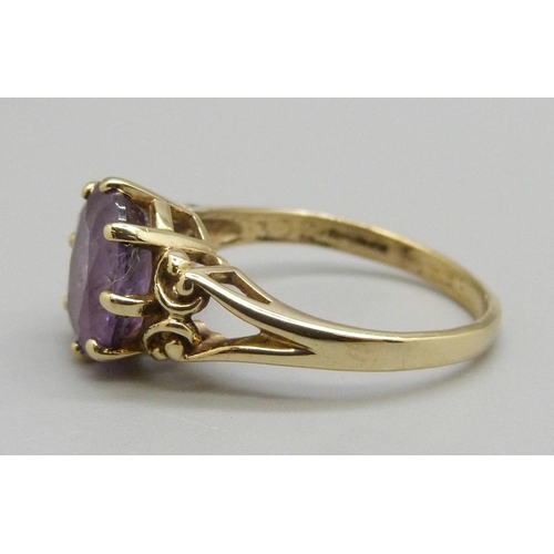 943 - A 9ct gold and amethyst solitaire ring, 3g, Q