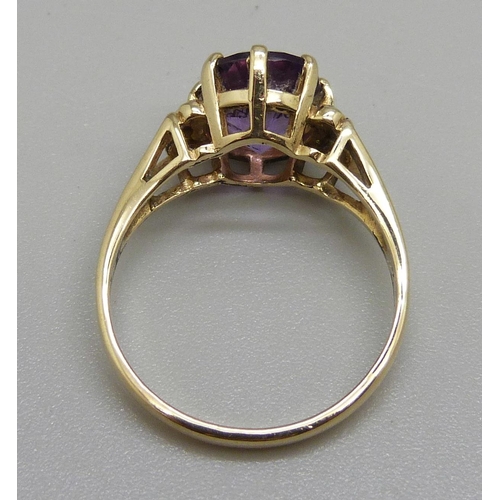 943 - A 9ct gold and amethyst solitaire ring, 3g, Q