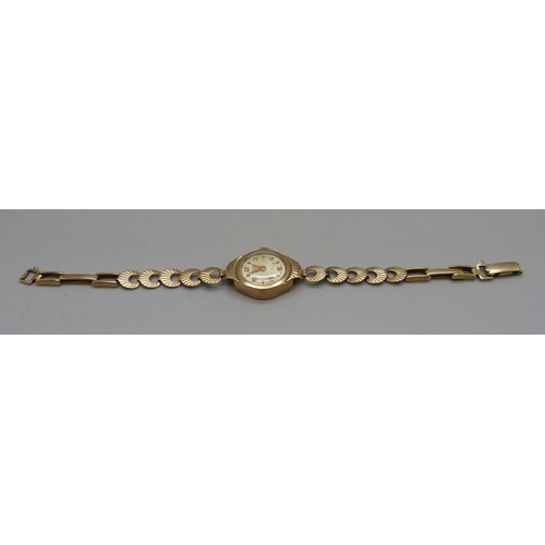 957 - A lady's 9ct gold wristwatch, total weight 10.9g