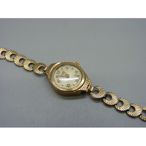 957 - A lady's 9ct gold wristwatch, total weight 10.9g