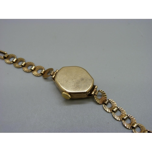 957 - A lady's 9ct gold wristwatch, total weight 10.9g