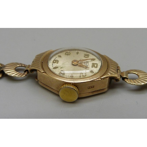 957 - A lady's 9ct gold wristwatch, total weight 10.9g