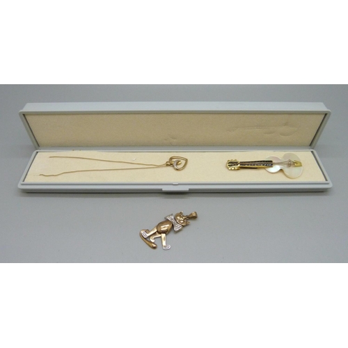 962 - A 9ct gold pendant and chain, 1.4g, a German cat pendant marked 333, 3.8g, and a mother of pearl gui... 