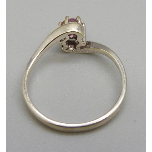 966 - A 9ct white gold and pink stone ring, 1.6g, K