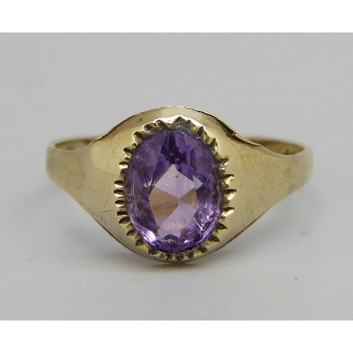 976 - A 9ct gold and amethyst ring, 1.3g, I