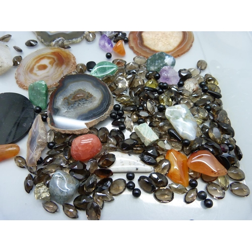 993 - Unmounted gemstones, agates, etc.