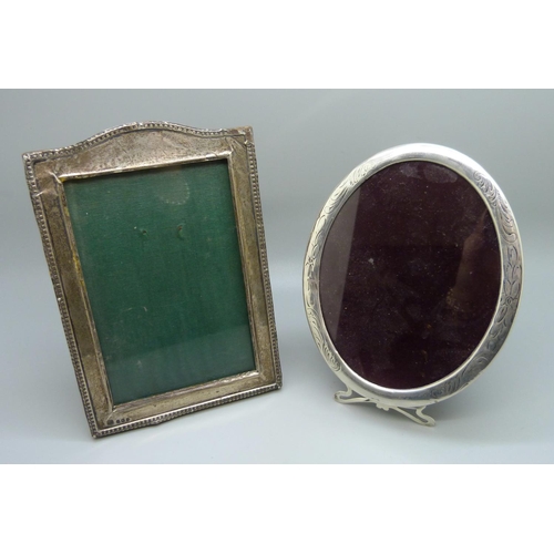 995 - Two silver photograph frames, oval fram 114mm x 138mm, one a/f