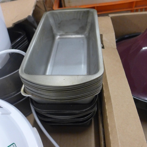 2117 - 2 boxes catering items, baking tins