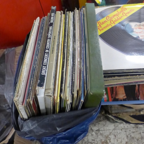 2121 - Approx 200 LPs: 60s/70s Country and Pop music