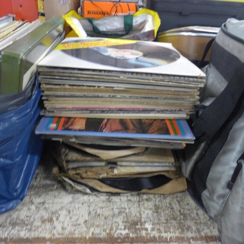 2121 - Approx 200 LPs: 60s/70s Country and Pop music