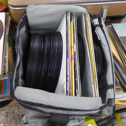 2121 - Approx 200 LPs: 60s/70s Country and Pop music