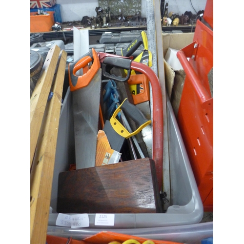 2125 - Box of joiner's tools: saws, 1 metre sash clamps, spirit level