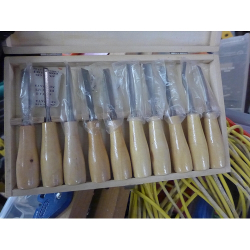 2125 - Box of joiner's tools: saws, 1 metre sash clamps, spirit level