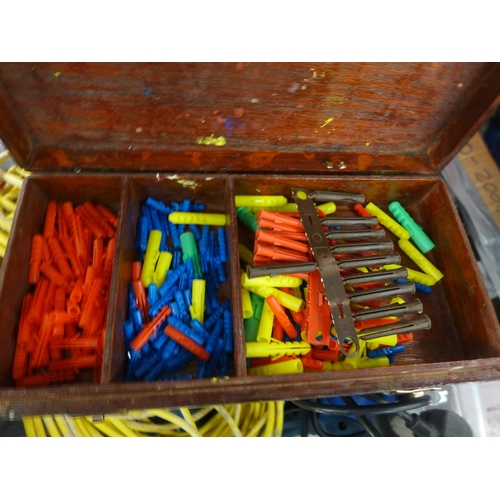 2125 - Box of joiner's tools: saws, 1 metre sash clamps, spirit level