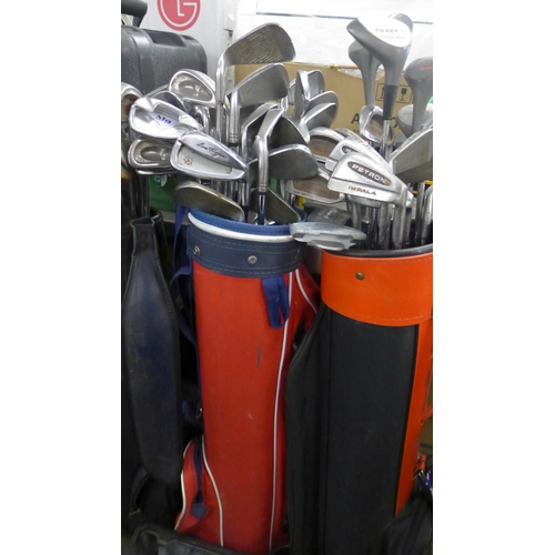 2136 - 4 Golf bags with tub of approx. 80 golf balls