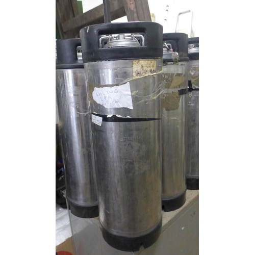 2161 - 6 Steel pressure fermenting cylinders