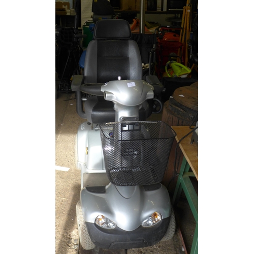 2174 - HS-589 8mph mobility scooter with key and charger