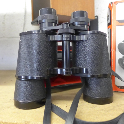 2209 - 2 pairs of binoculars