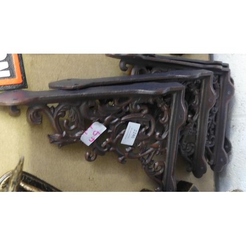 2246 - 4 Cast wall brackets - rust * this lot is subject to VAT