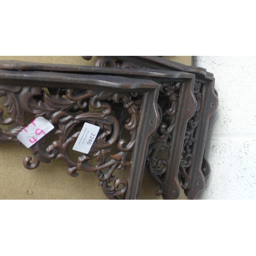 2246 - 4 Cast wall brackets - rust * this lot is subject to VAT