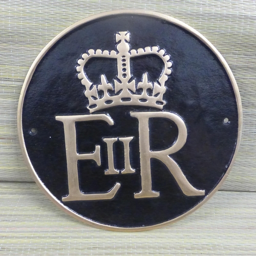 2290 - ER plaque and key holder * this lot is subject to VAT