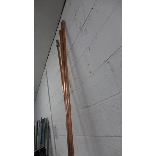 2483 - 4 x 3m length of 28mm copper pipe with 600 x 400 and 600 x 500 radiators