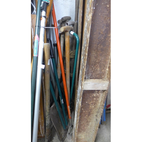 2486 - Approx. 30 mixed garden tools:- loppers, saws, spade, rakes, fork - full suite of tools