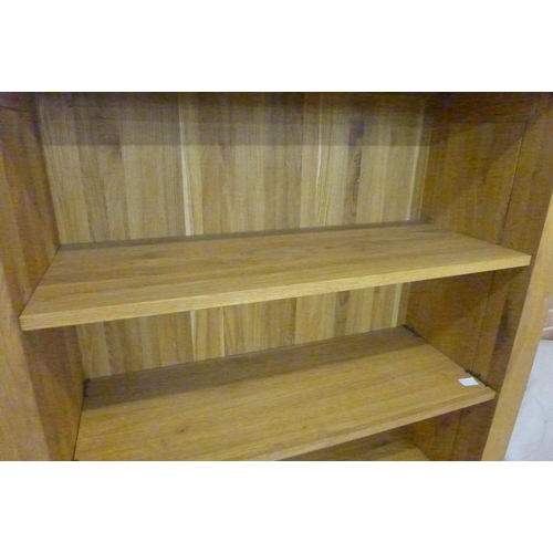 1472 - Solid oak large bookcase * This lot is subject to VAT