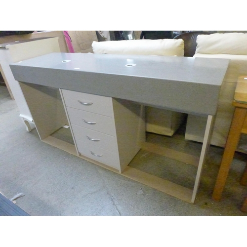 1519 - A composite topped counter