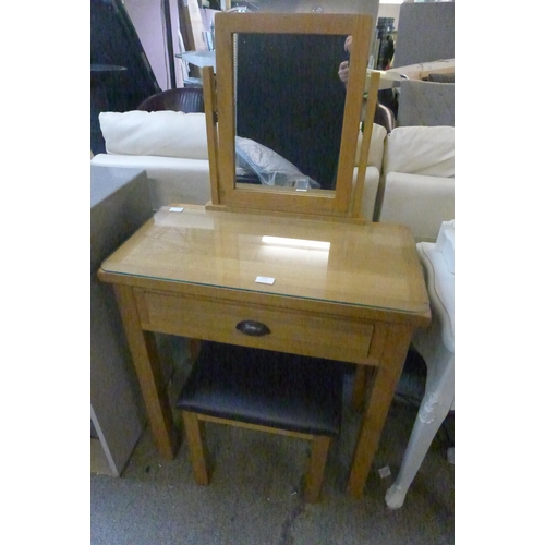 1520 - An oak dressing table and stool