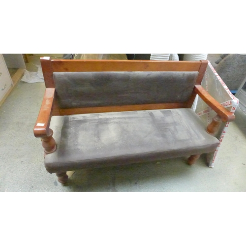 1532 - A brown upholstered bench