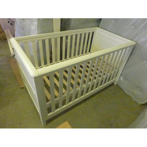 1539 - A white painted cot bed