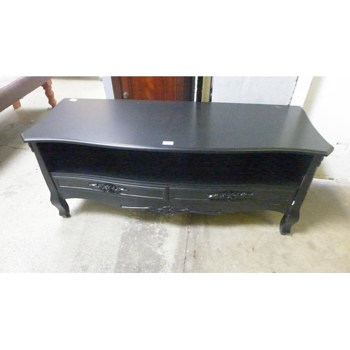 1558 - A black two drawer media unit