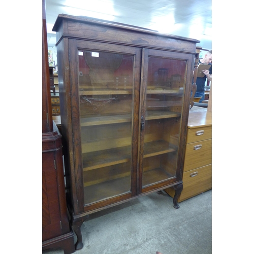 142 - An early 20th Century oak bookcase