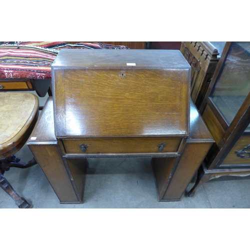 202 - An Art Deco oak bureau